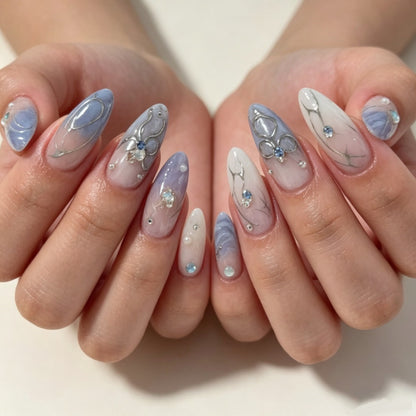 Künstlerisches Press-On-Nageldesign mit floralen und Schmuckakzenten Brehn