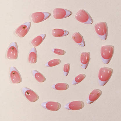 Elegante French Tip Nagelkunst mit goldenen Akzenten Brehn