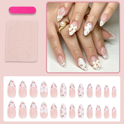 Kunstnagelset mit romantischen Blumenmotiven und eleganten Details Brehn