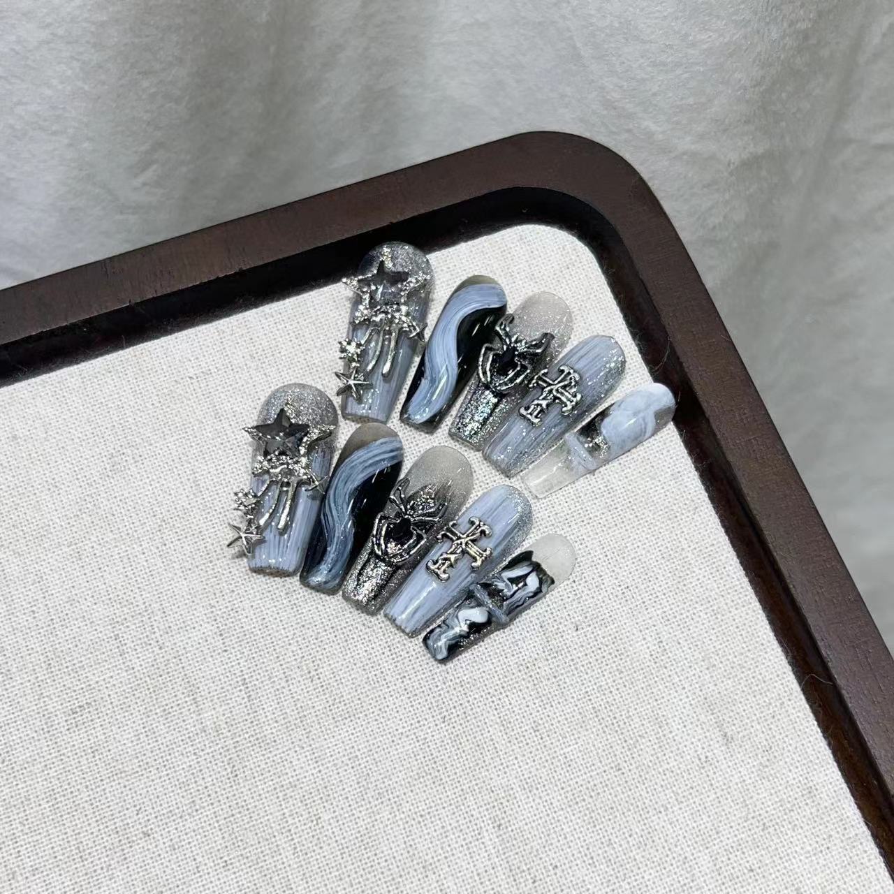 Glamouröses Press-On Nagelkunstset mit dekorativen metallischen Elementen Brehn