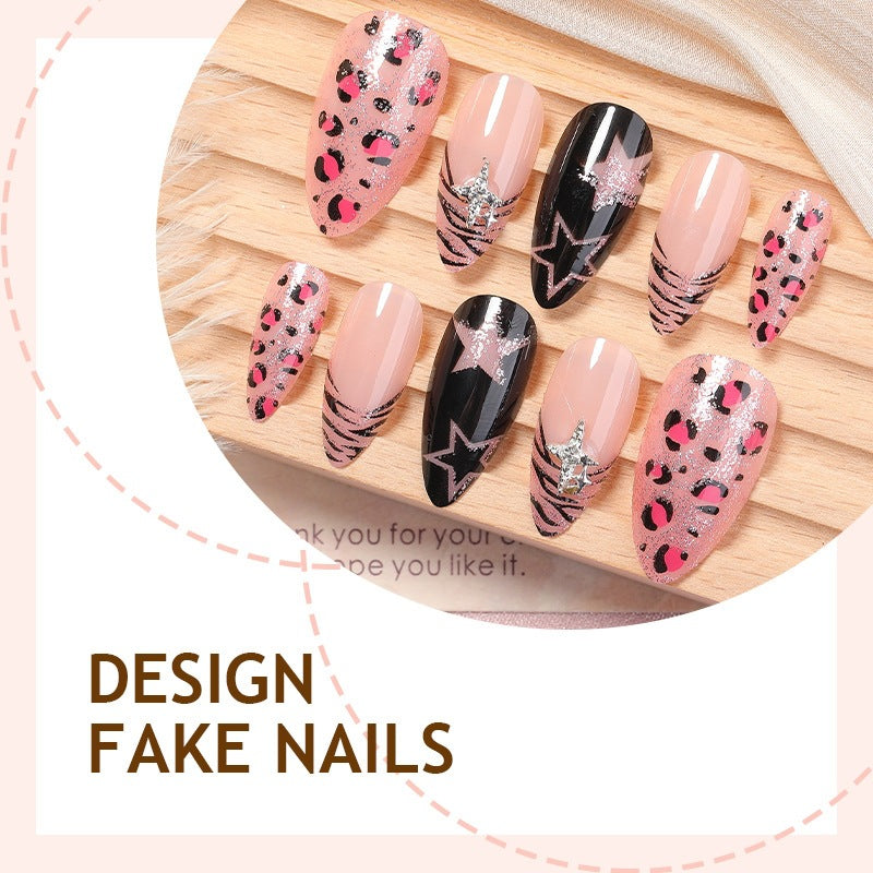 Kreatives Kunstnagelset mit Leoparden- und Glitzerakzenten Brehn