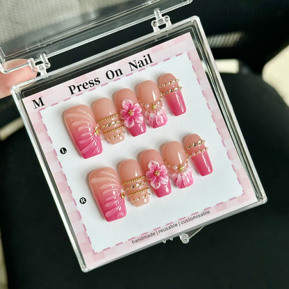 Künstlerisches Press-On-Nagelset mit floralen Verzierungen