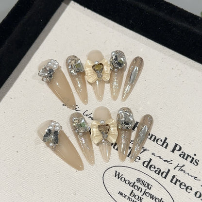 Elegantes mit Strasssteinen verziertes Press-On Nagelset