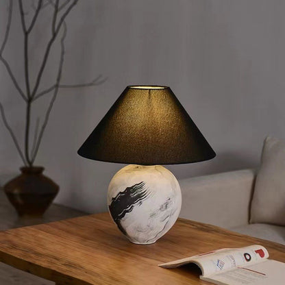 Künstlerische Tischlampe mit geometrischem Sockel