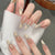 Kunstnagelset mit eleganten Spitzen und funkelnden Applikationen Brehn