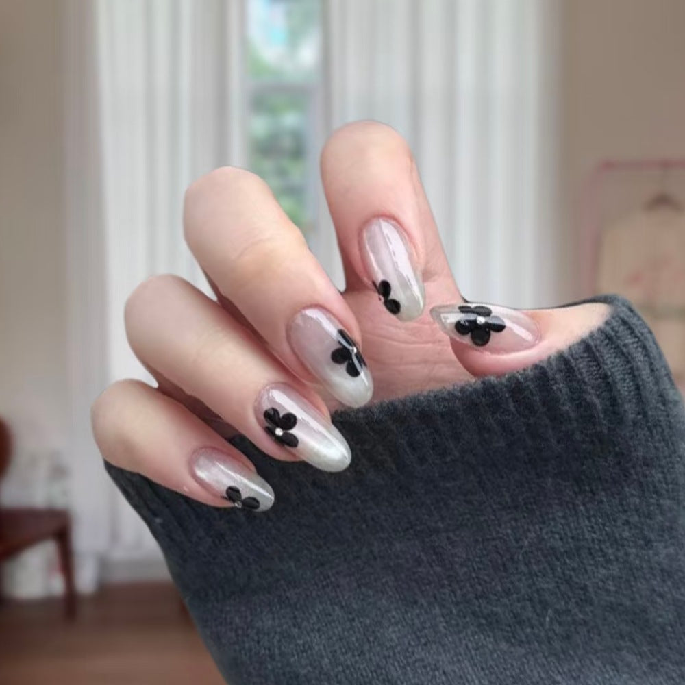 Blumeninspiriertes Press-On Nageldesign Brehn