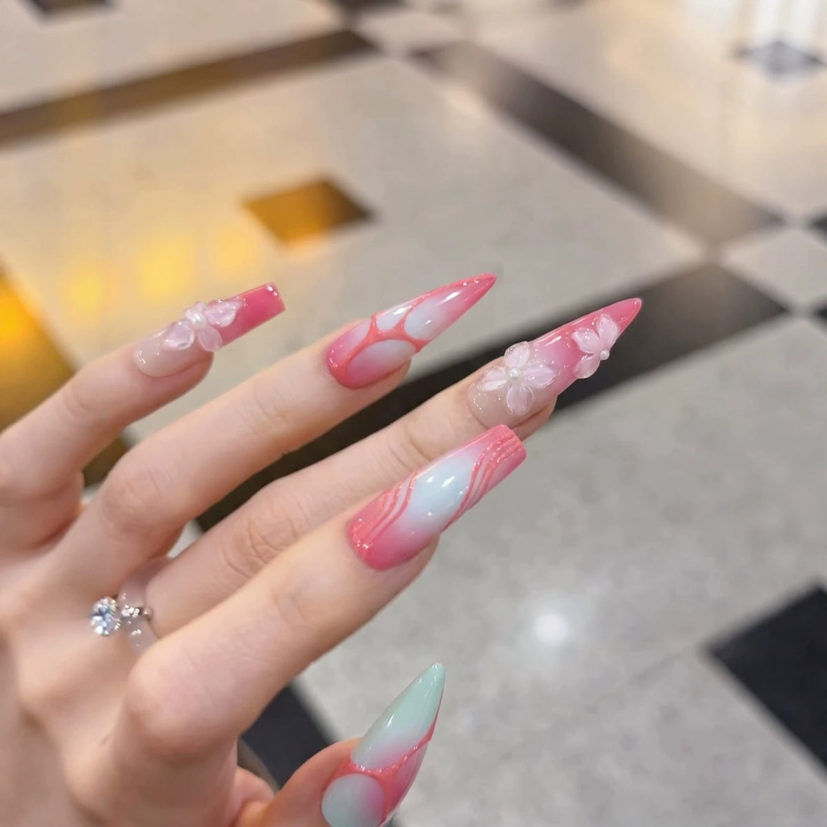 Dekorative Stiletto Press-On Nägel mit floralen Designs Brehn