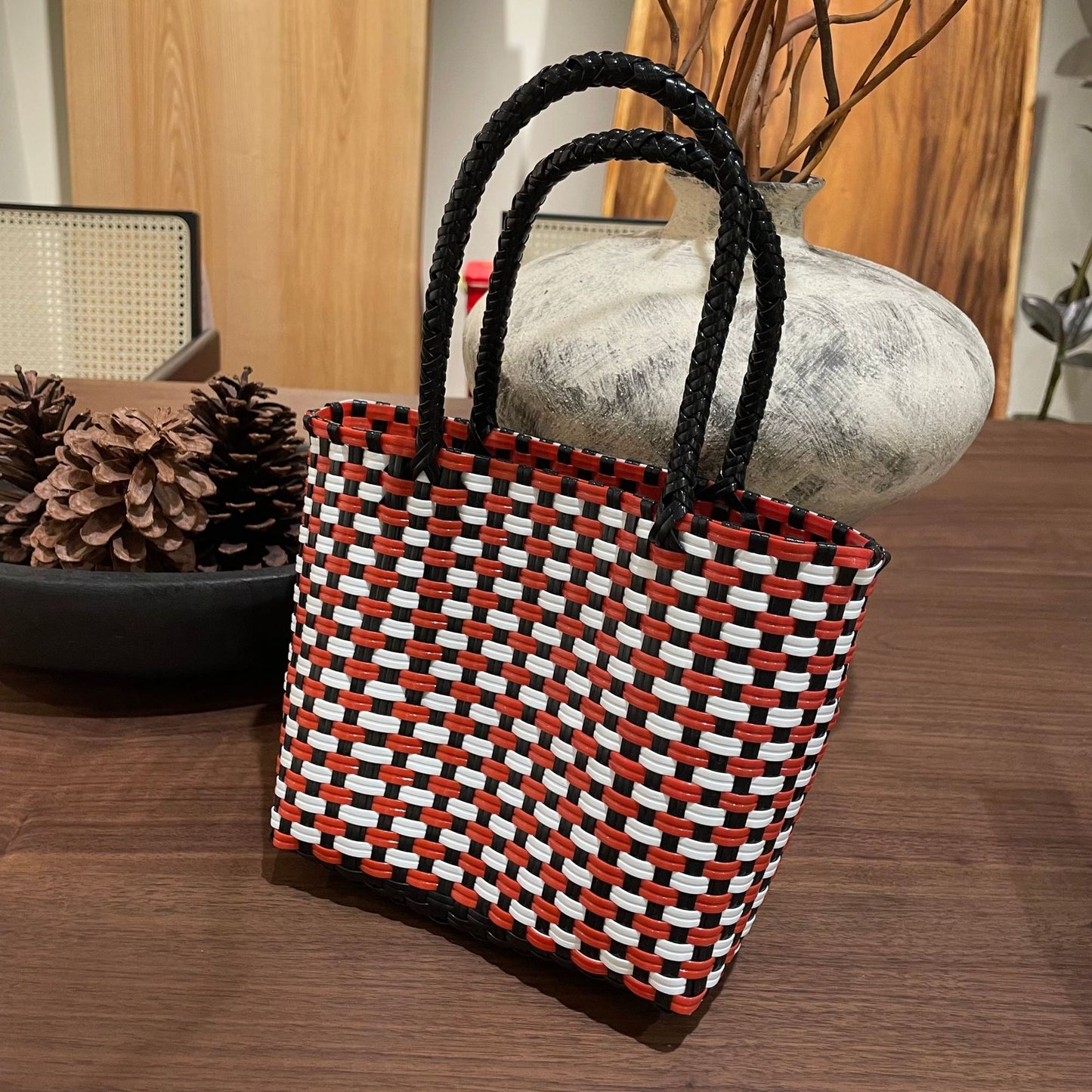 Handgewebte Korbtasche mit Farbenfrohem Design Brehn
