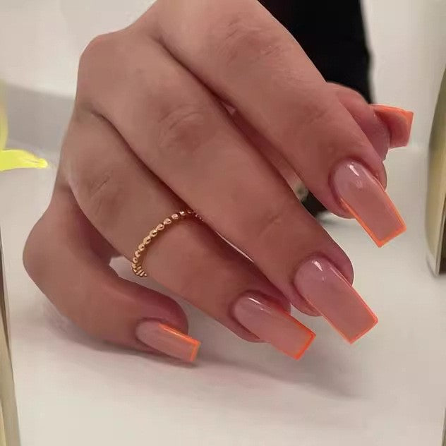Künstliche Nagelspitzen mit glamourösem Design und Neonakzenten Brehn