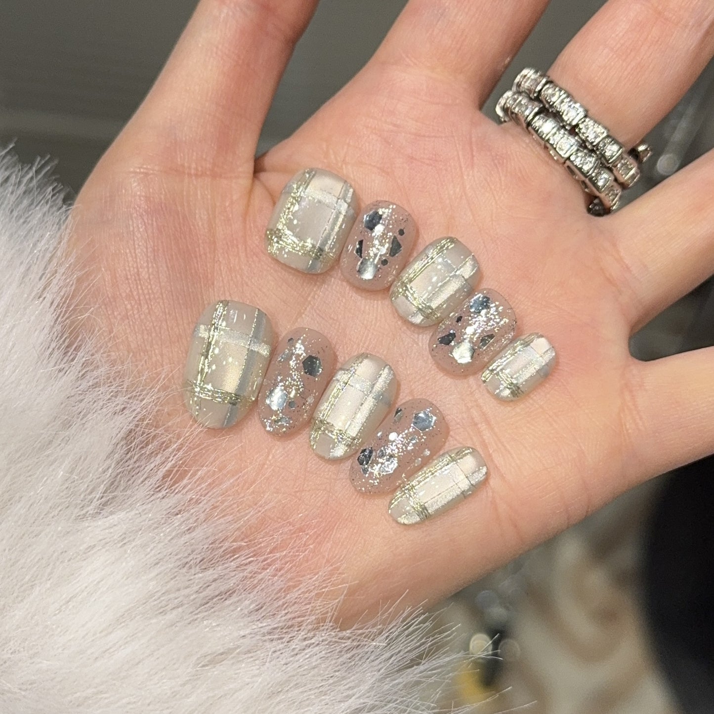 Glamouröse Kunstnagelspitzen mit Metallic-Detail Brehn