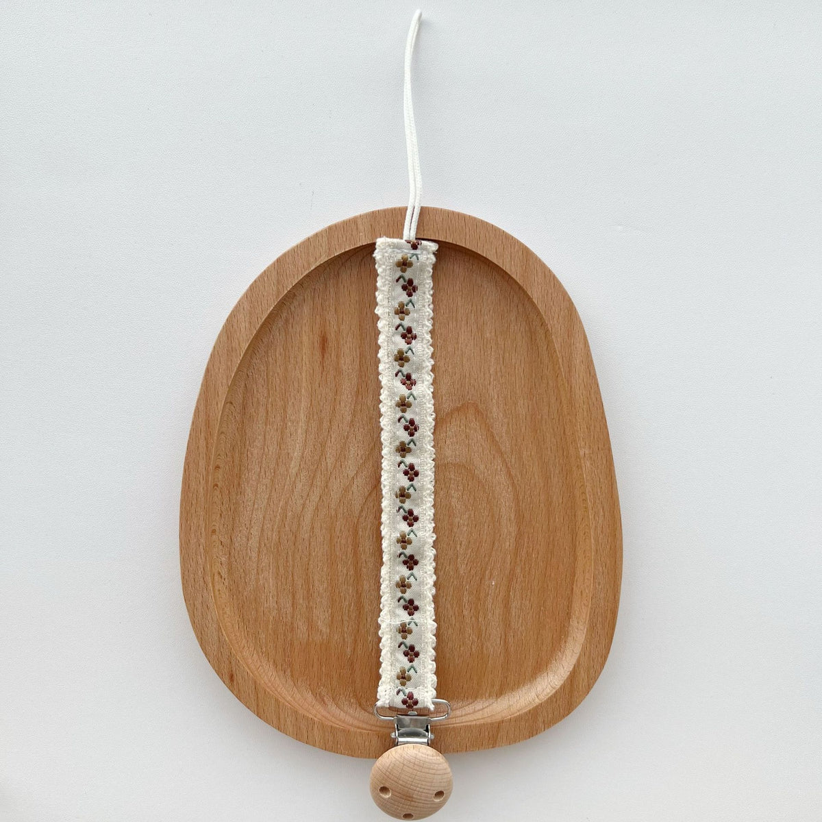 Blumenbestickte Spitzen-Schnuller- und Beißring-Holzklammer
