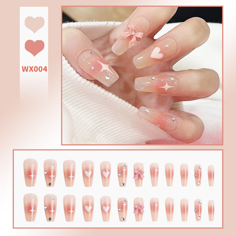 Elegante Nail Art mit Glitzer und Strass Brehn