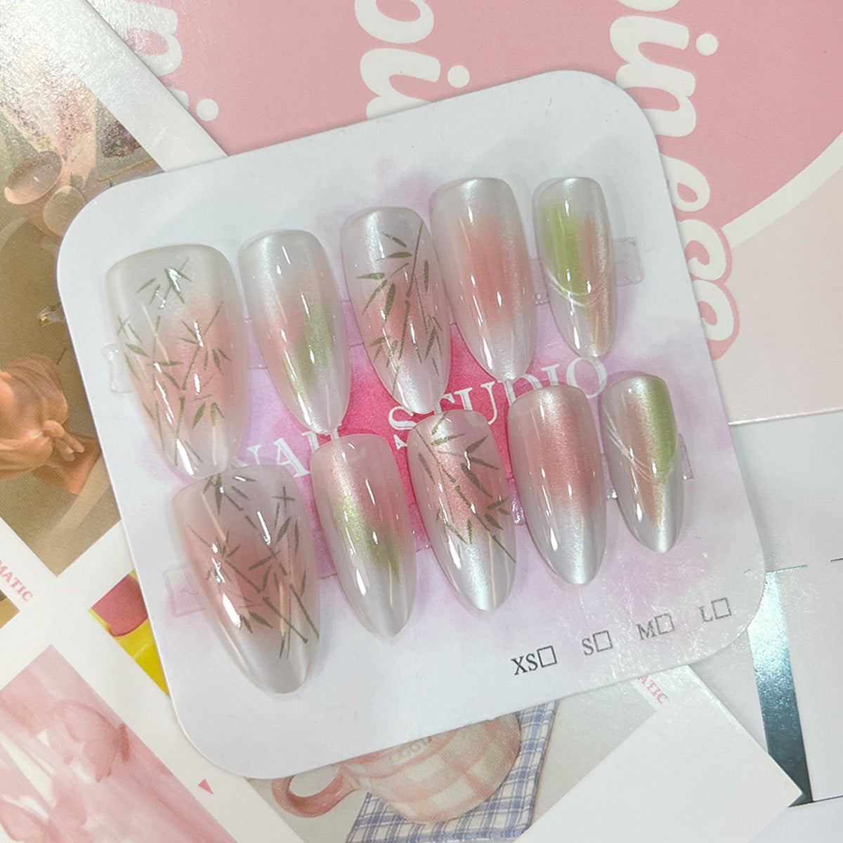 Künstliche Nagelspitzen mit elegantem Design und botanischen Akzenten Brehn