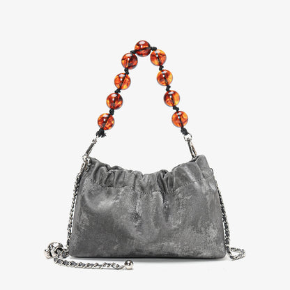Gerüschte Samt-Schultertasche mit dekorativem Perlenhenkel