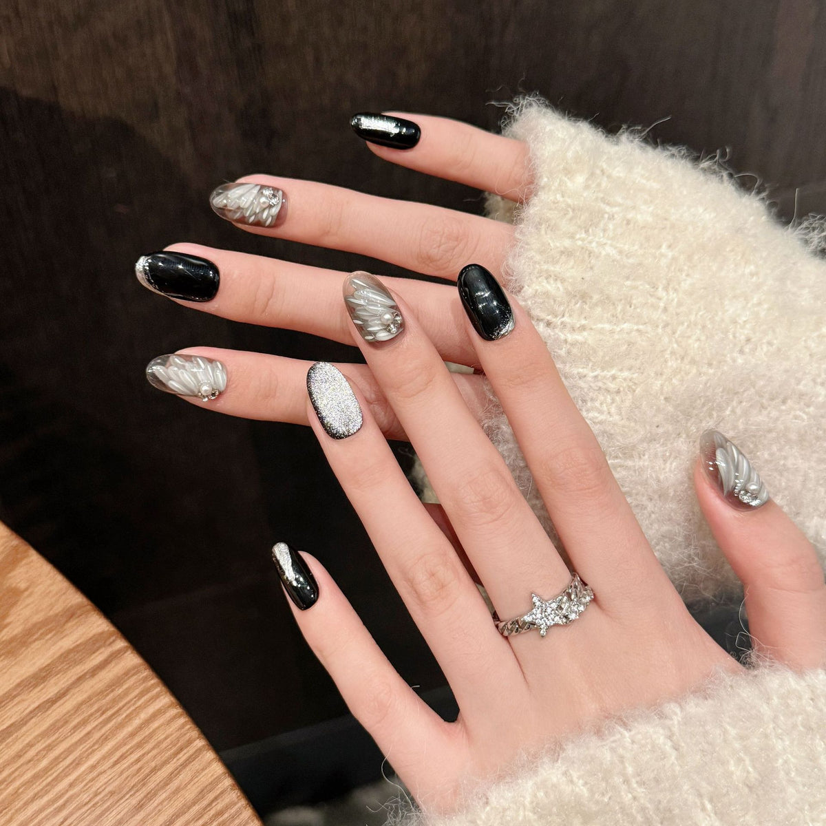 Künstlerisches Press-On-Nagelset mit eleganten Silber- und Schwarzdesigns