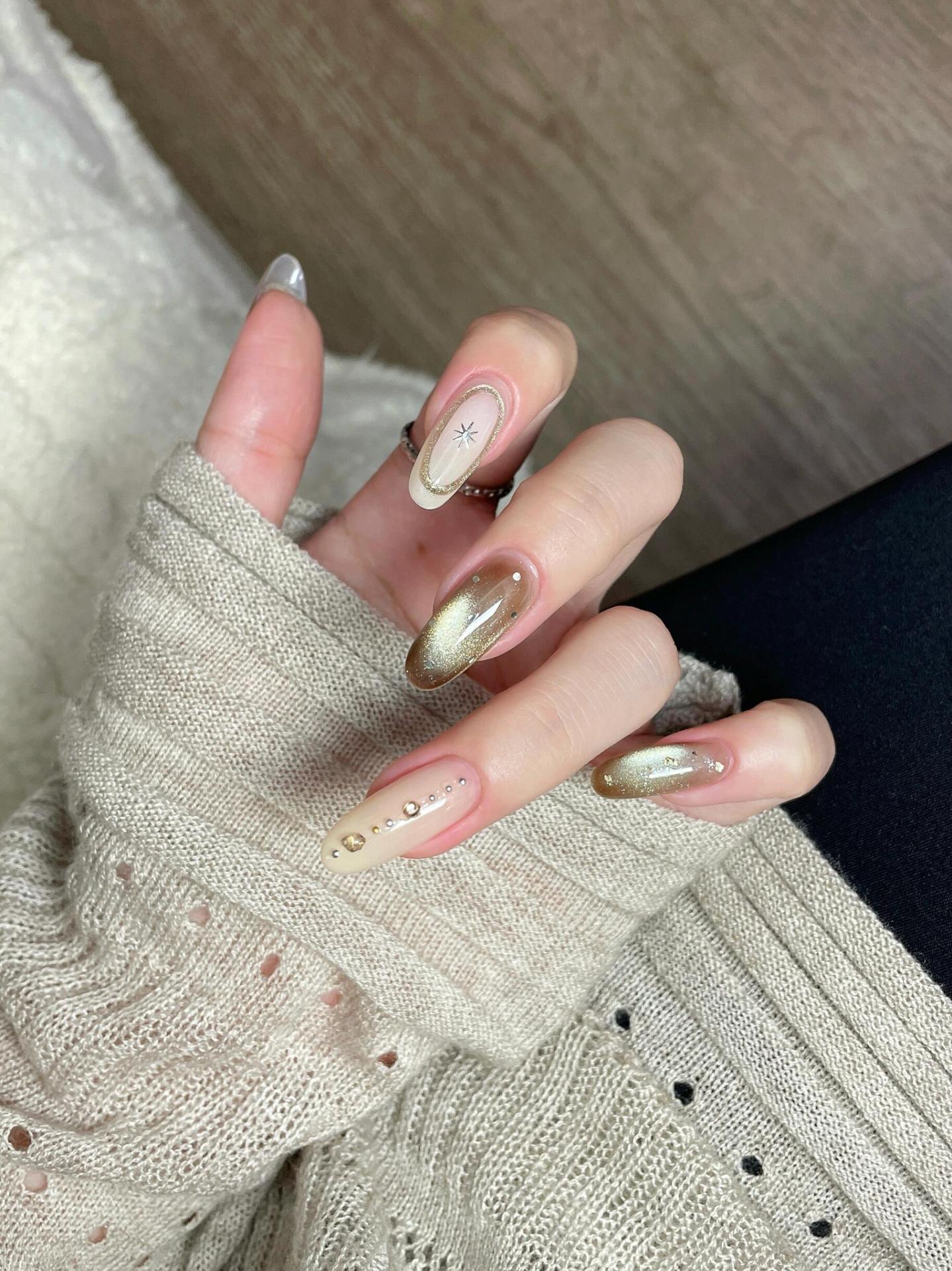 Kunstnägel mit Glitzer- und Sternendesign Brehn