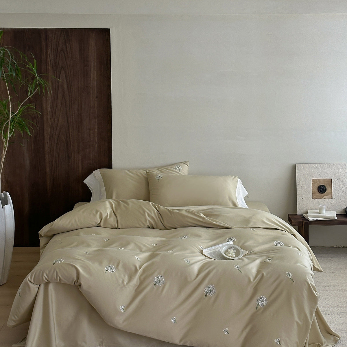 Bestickte botanische Mikrosatin Bettbezugset mit minimalistischem Zweigmotiv