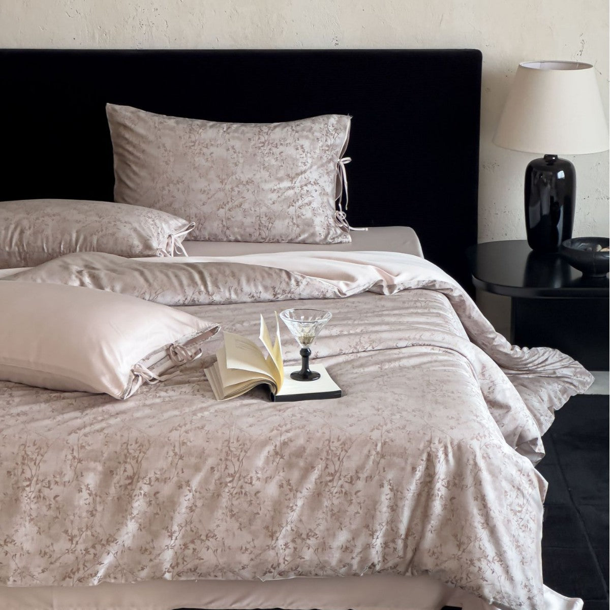 Luxuriöses Satin-Bettwäsche-Set mit filigranem Blumenmuster und Bindebändern