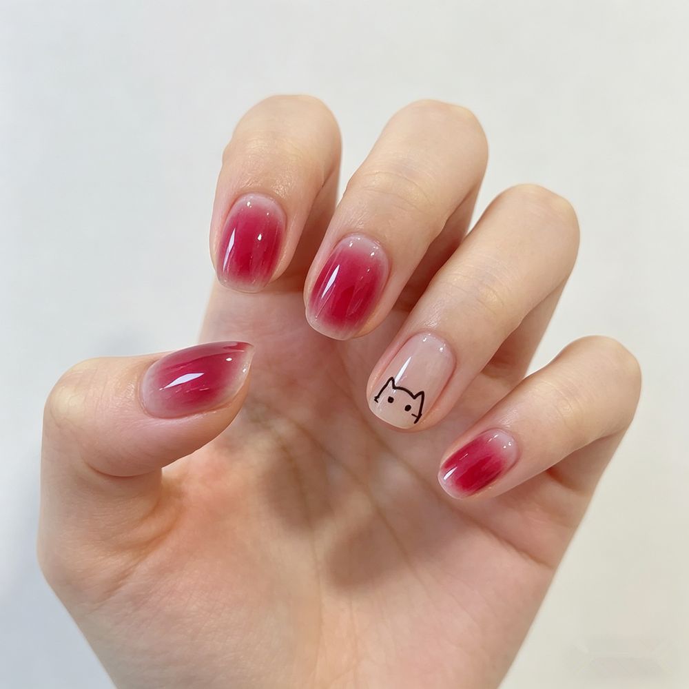Kunstnägel mit elegantem Ombre-Effekt und verspieltem Katzenmotiv Brehn