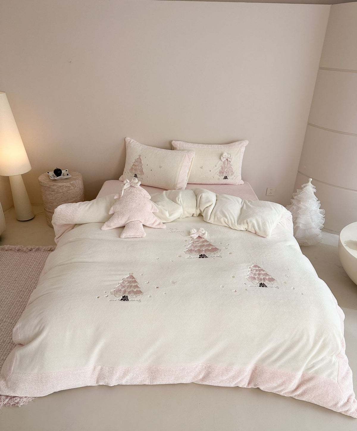 Luxus-Kinder-Bettwäsche-Garnitur mit bestickten Tannen, Samtbesatz und Kuschelkissen Brehn