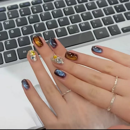 Künstlerische Ombre Nagelverlängerungen mit metallischen Akzenten
