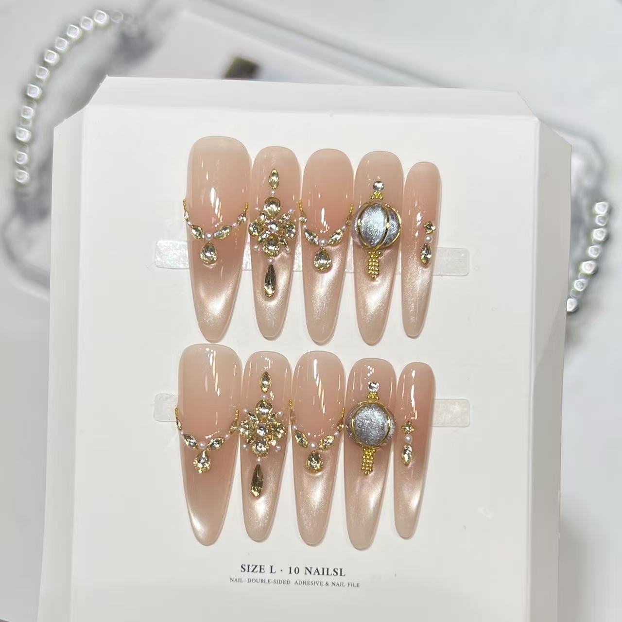 Dekoratives Stiletto Press-On Nagelset mit eleganten Schmucksteinverzierungen Brehn