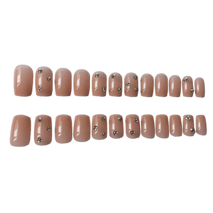 Dekorative Nagelkunst mit Strassakzenten