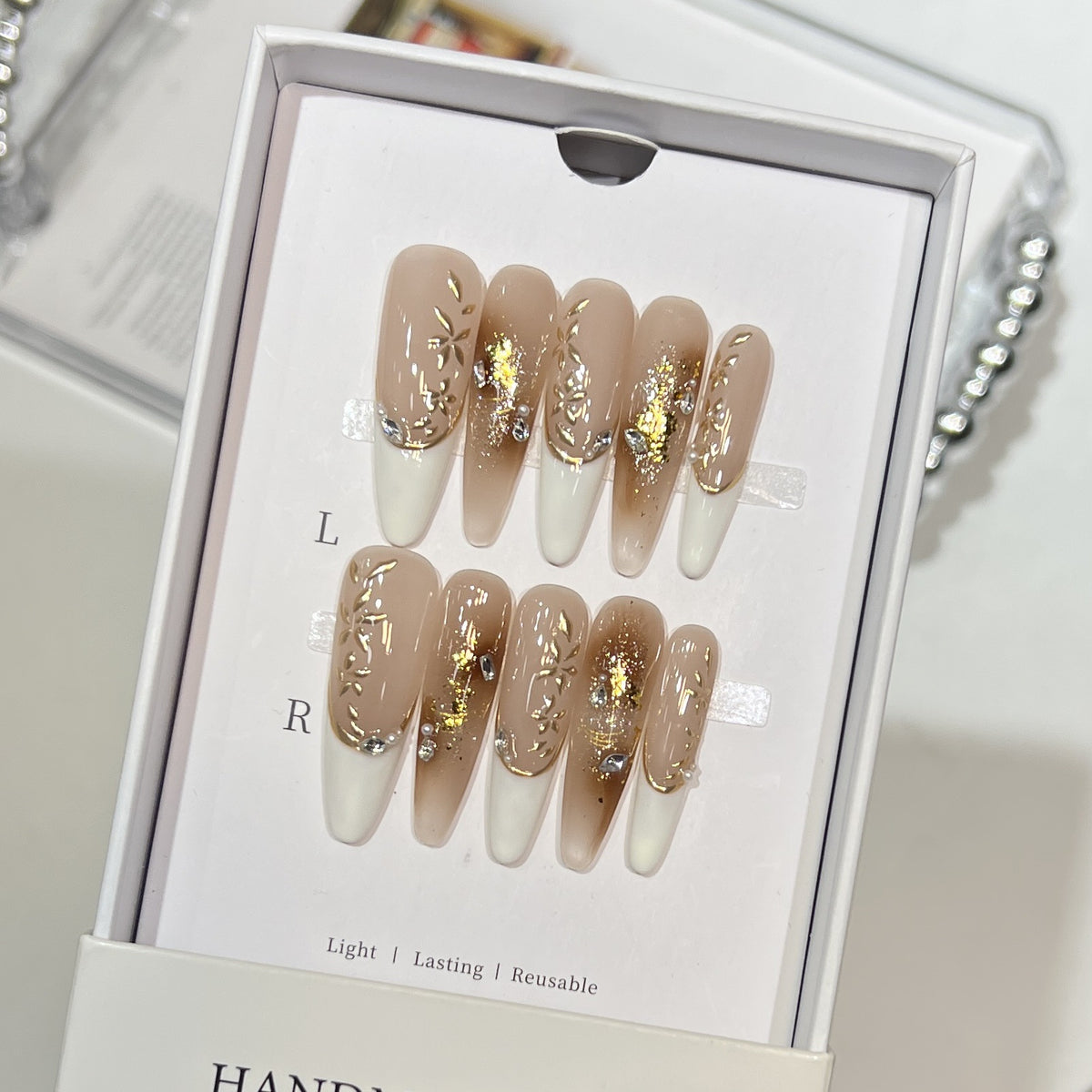 Elegantes Stiletto Press-On Nagelset mit floralem und glitzerndem Design Brehn