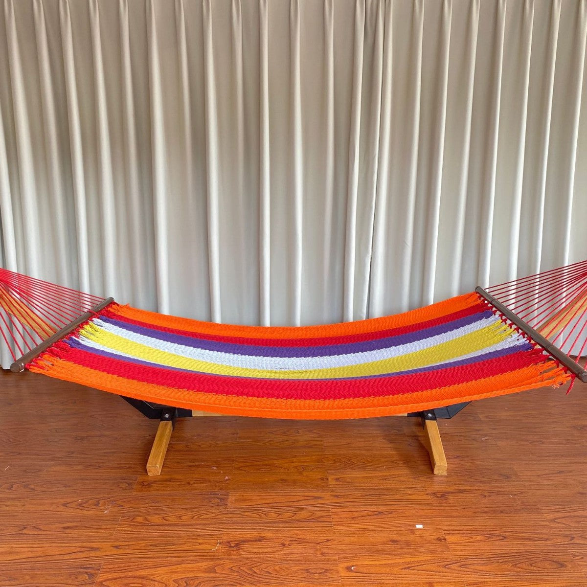 Gewebte Baumwollhammock mit Holzspreaderleisten und freistehendem Gestell Brehn