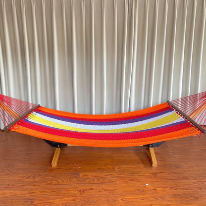 Gewebte Baumwollhammock mit Holzspreaderleisten und freistehendem Gestell Brehn