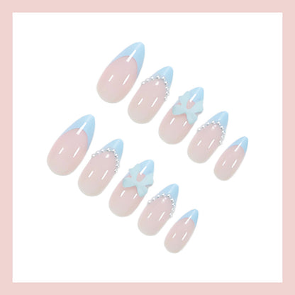 Kunstnagelset mit eleganten Blüten- und Perlenverzierungen Brehn