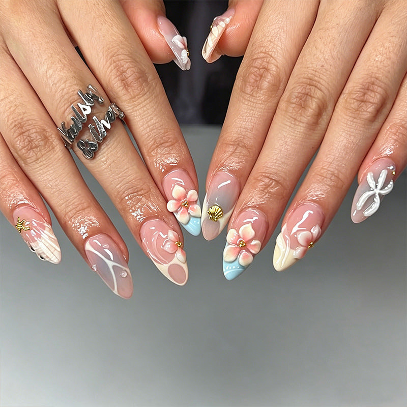 Kunstvolles Nagelset mit floralen Akzenten Brehn
