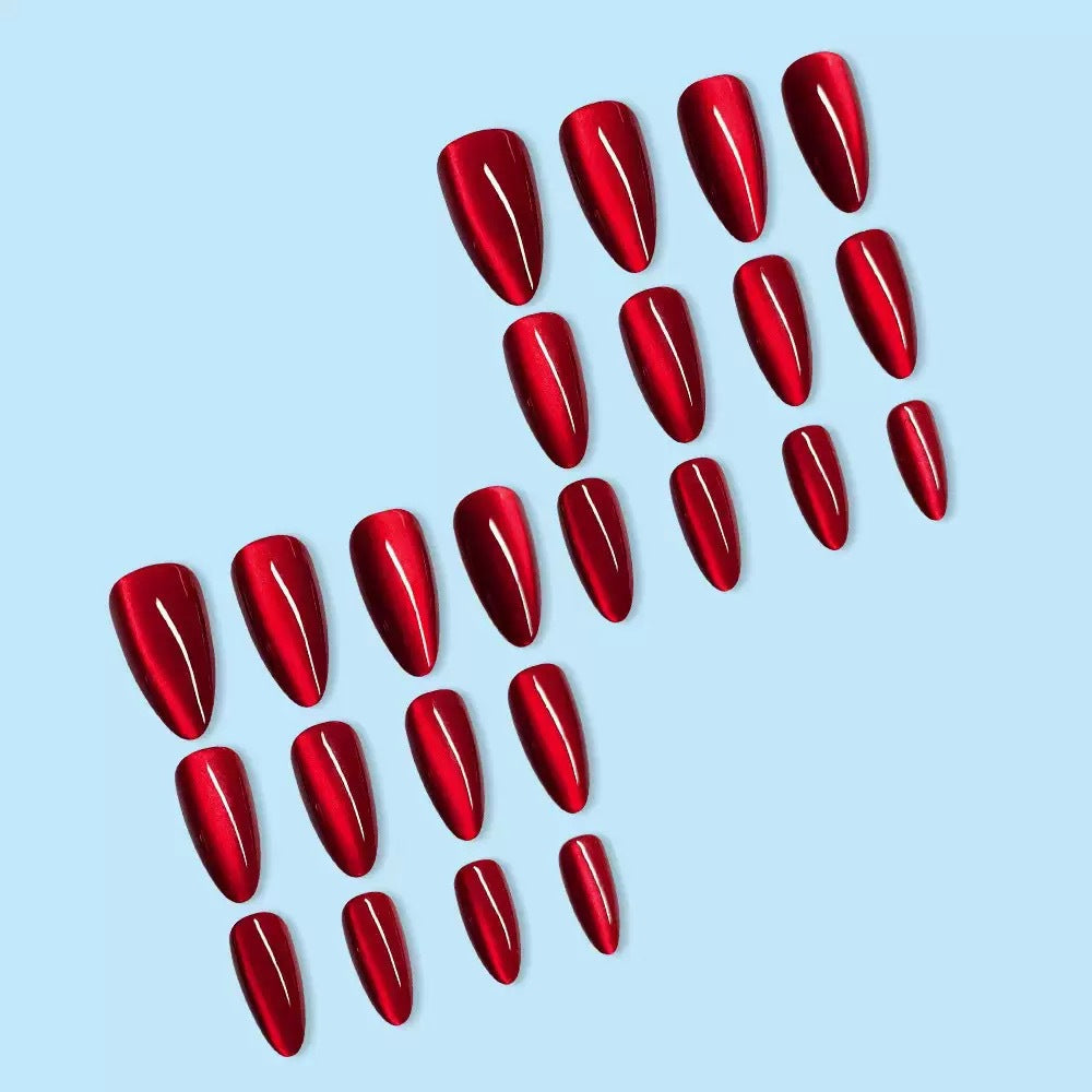 Kunstnagelset mit glamourösem Hochglanz und eleganten Spitzen Brehn