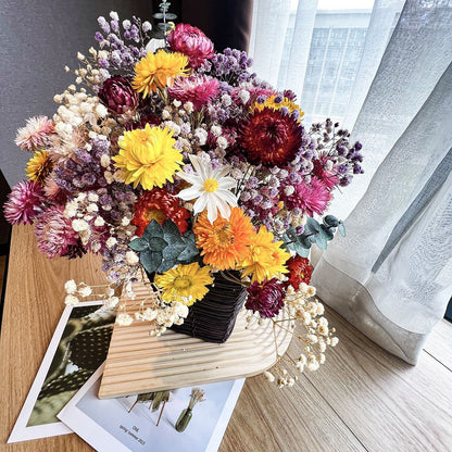 Trockenblumenstrauß mit natürlichen Akzenten