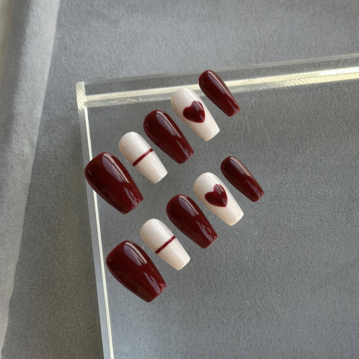 Künstlerisches Herzdesign Press-On Nagelset