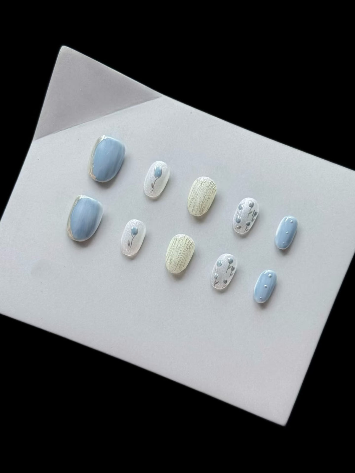 Künstlerisches Press-On-Nagelset mit strukturierten Designs