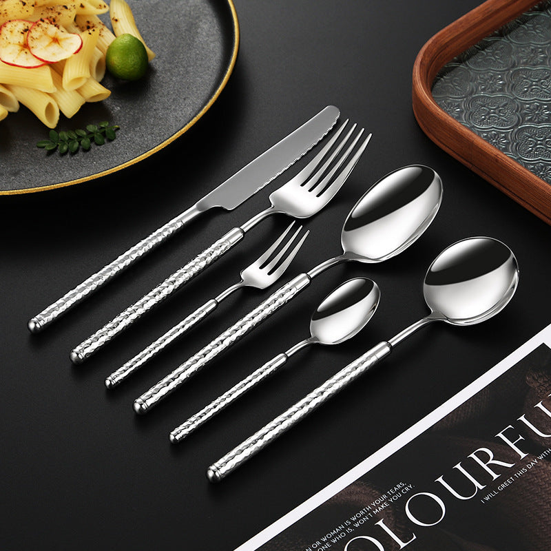 Eleganter Dessertlöffel mit Kunstvollem Griffdesign Brehn