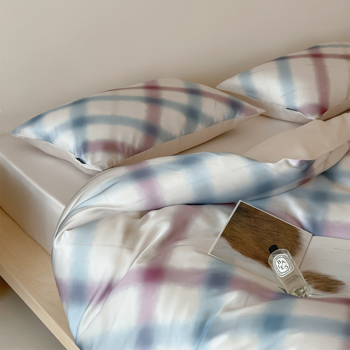 Luxuriöses Satin-Bettwäsche-Set mit floralem Aquarellprint, Volantkanten und Wendefunktion