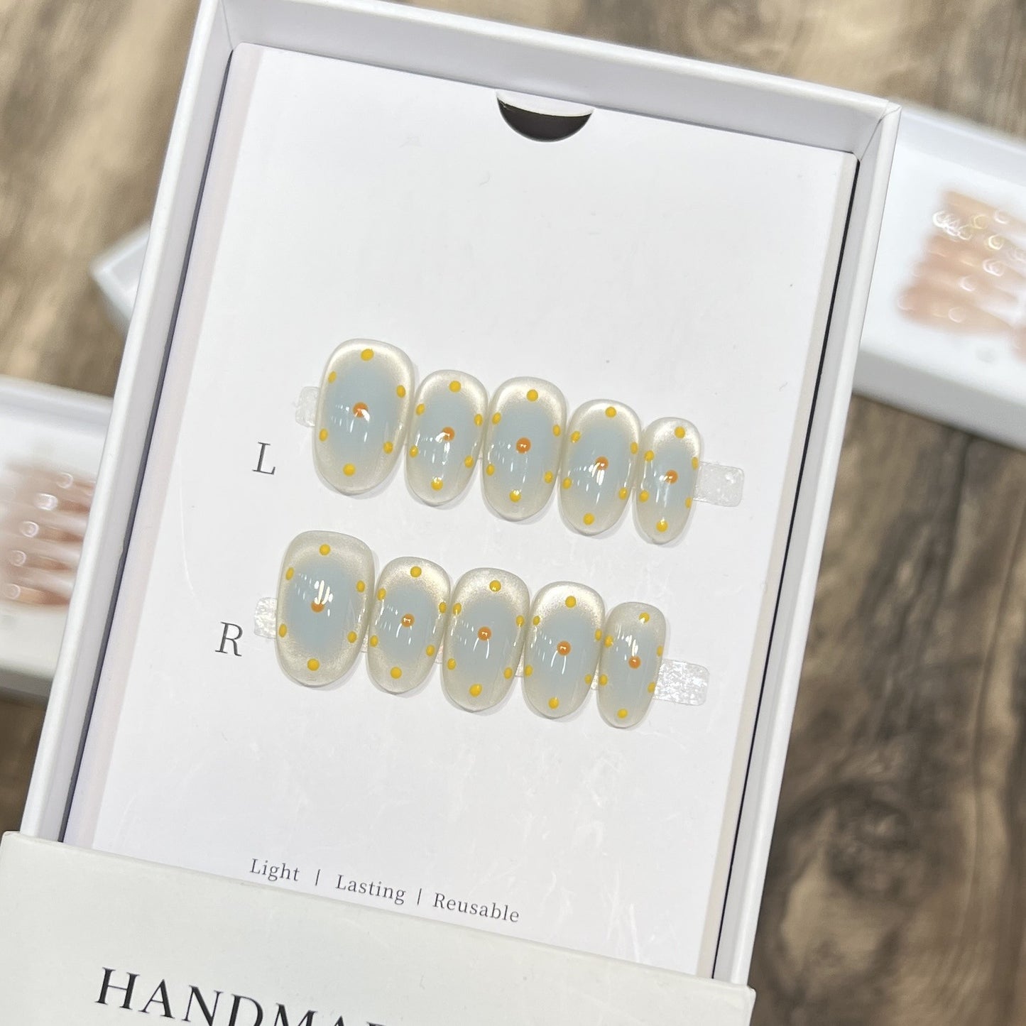 Handgemachter Press-On Nagel Set mit künstlerischem Blumenmuster Brehn