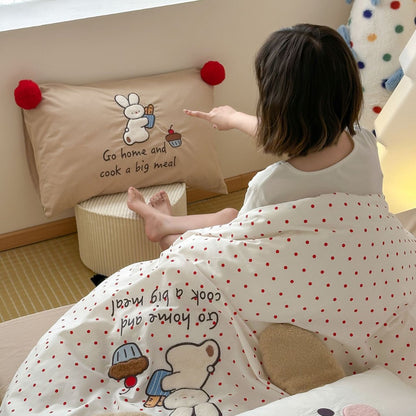 Süßes Polka-Dot-Baumwoll-Bettbezug-Set mit Cartoon-Hasen-Stickerei und roten Pompon-Tasseln