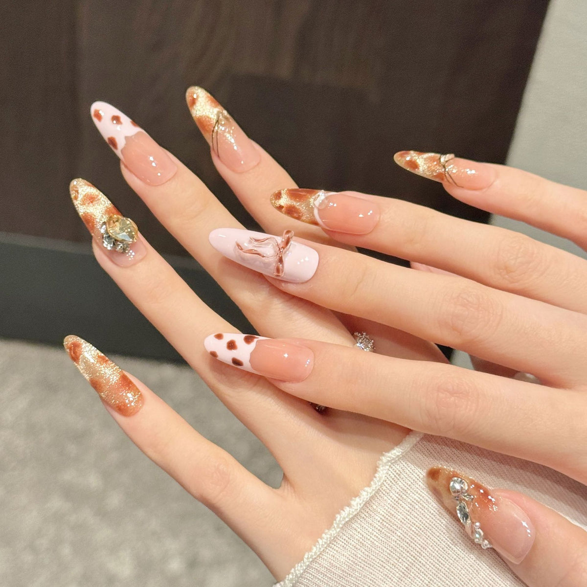Künstlerisches Gel Press-On Nagelkunstset mit Glitzer und dekorativen Akzenten
