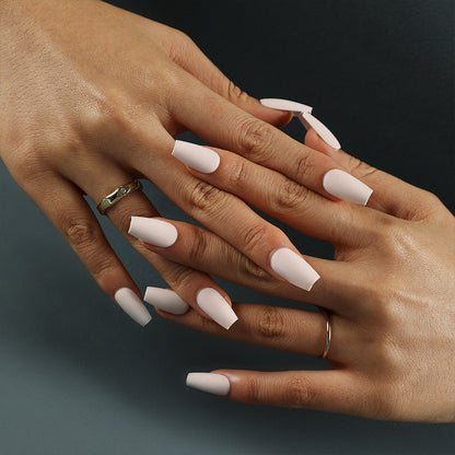 Kunstvolle Nagelverlängerungen im modernen Stil Brehn
