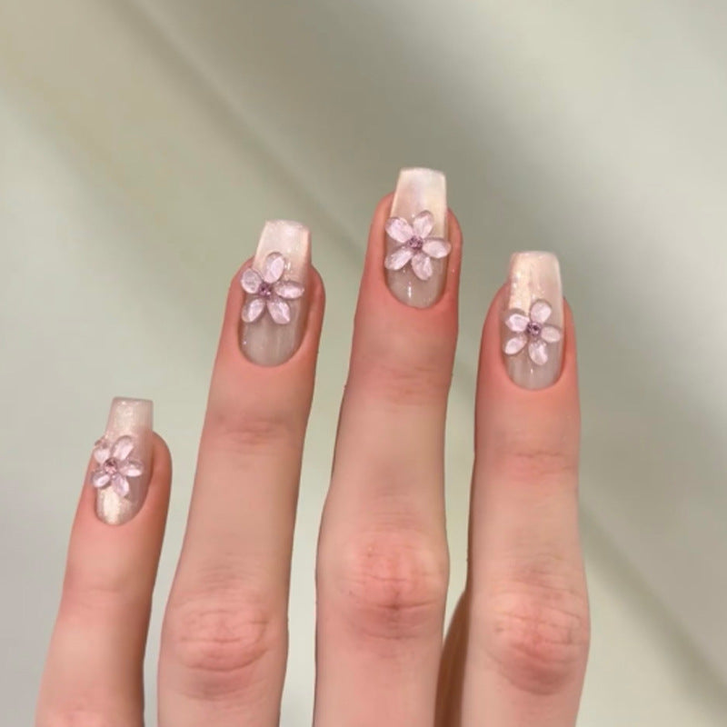 Kunstvolle Kunstnägel mit floralen Akzenten Brehn