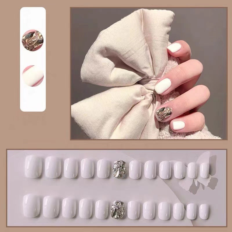 Kunstnägel mit Glitzer-Design und eleganten Akzenten Brehn