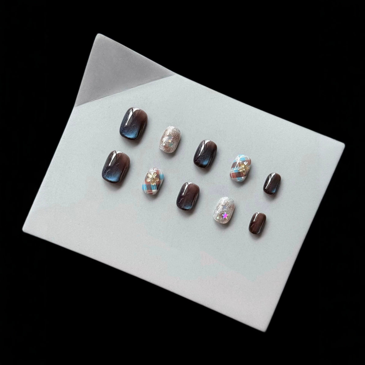 Dekoratives Press-On-Nagelset mit glamourösem Glitzer und floralen Designs