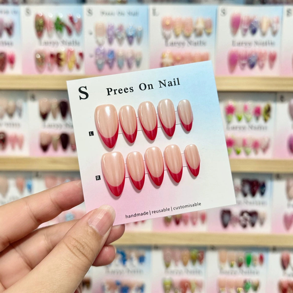 Anpassbare Press-On Nägel mit elegantem French Tip Design