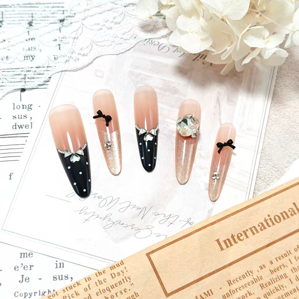 Kunstnägel mit Stilvollen Glitzerakzenten und Eleganter Detailverzierung Brehn