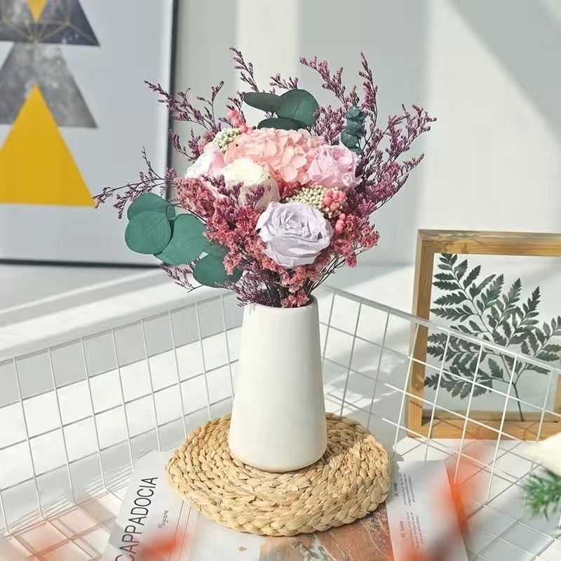 Eleganter Trockenblumenstrauß mit dekorativer Vase