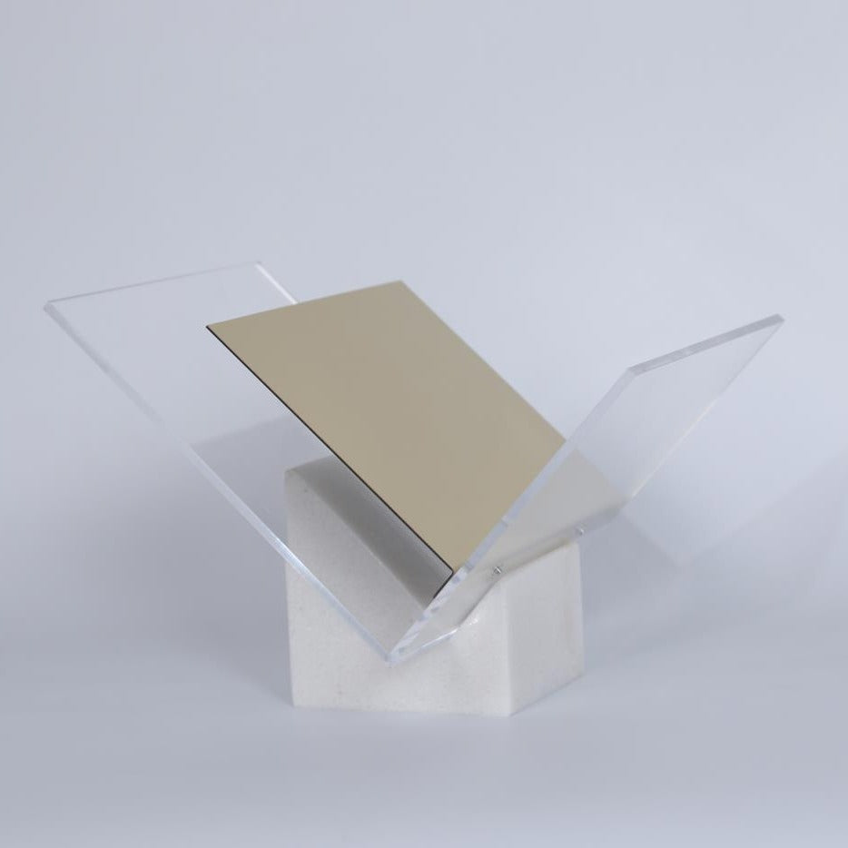Moderner transparenter Acrylbuchständer