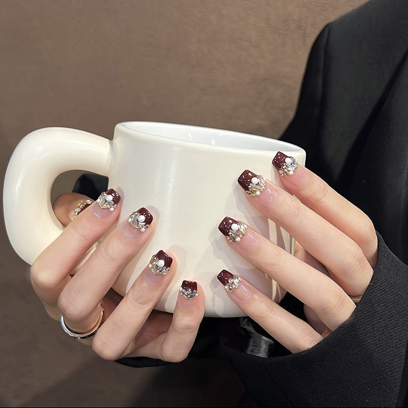 Kunstnagelset mit eleganten Glitzer- und Blumenakzenten Brehn